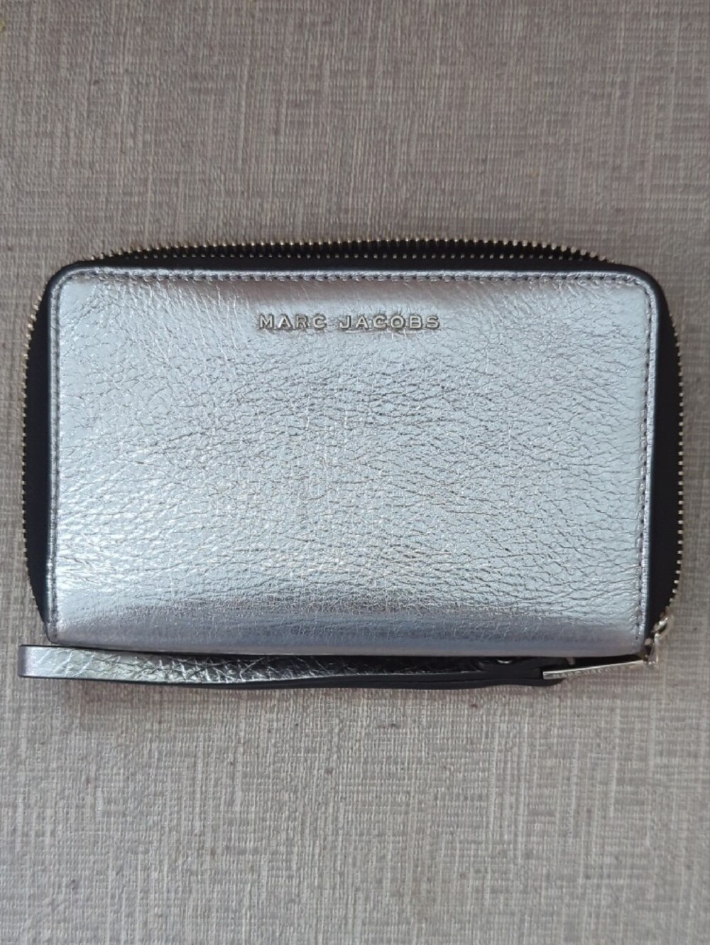 Marc Jacobs Silver Metallic Zip Wristlet Wallet with Black Trim - Picture 4 of 9